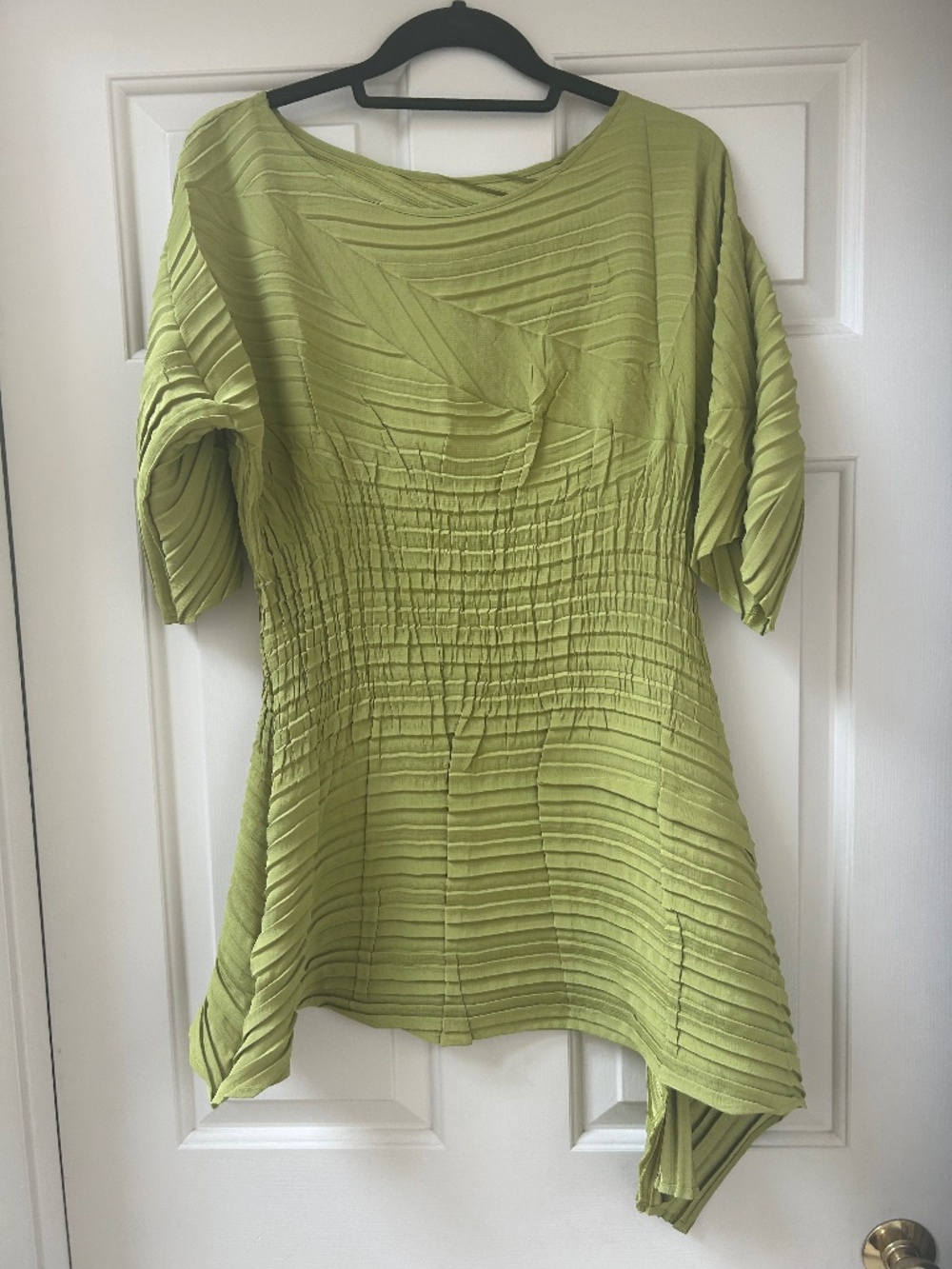 GORGEOUS BABETTE KIWI GREEN TOP NWOT